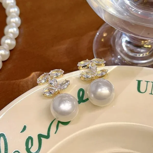 Exquisite and luxurious imitation pearl letter earrings for women fashionable letter style earrings fashionable jewelry gifts - Image 3