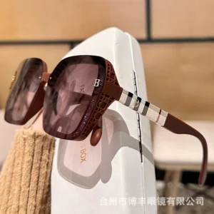 2025 new letter plaid glasses legs polarized high definition sunglasses women's light luxury high quality large frame sunglasses .
