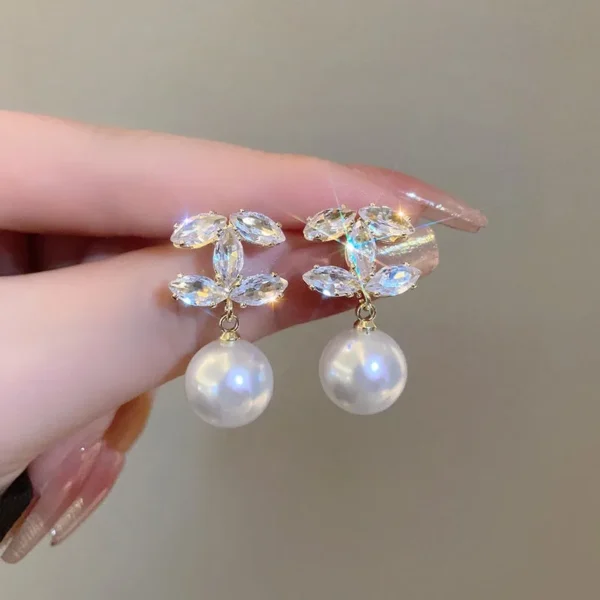 Exquisite and luxurious imitation pearl letter earrings for women fashionable letter style earrings fashionable jewelry gifts - Image 4