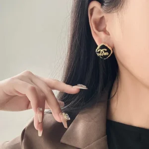 Vintage letter women's earrings, fashionable jewelry, French geometric square earrings, light luxury party accessories - zinifashion 36