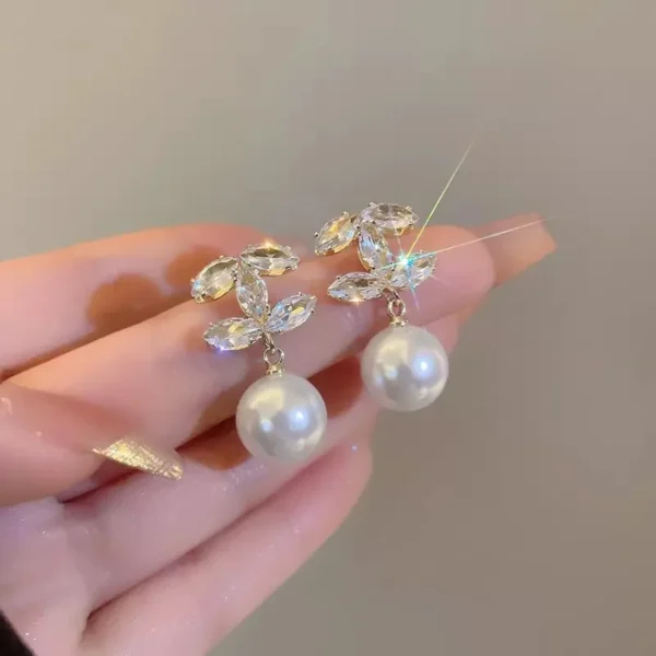Exquisite and luxurious imitation pearl letter earrings for women fashionable letter style earrings fashionable jewelry gifts - Image 5