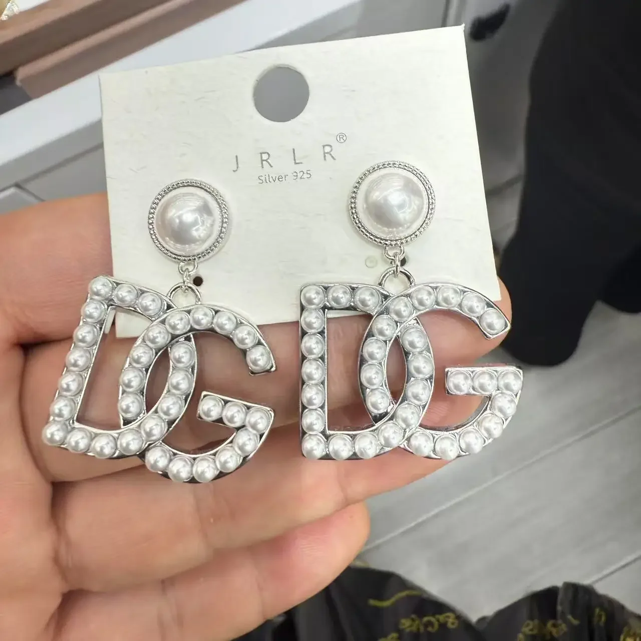 High-Quality Fashion Letter Pearl Embedded Diamond Women's Earrings Retro Court Style Versatile Luxury Chinese Brand Jewellery: Factory Seconds/Rejects – Refurbished – Never Used (Brand New) - Image 4