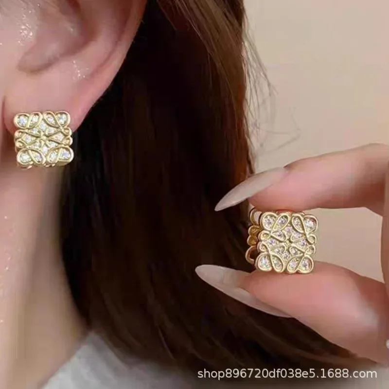 Luxurious French Style Diamond Embedded Geometric Hollow out Earrings Unique Design Sensation High End Vintage Atmosphere: Factory Seconds/Rejects – Refurbished – Never Used (Brand New) - Image 4